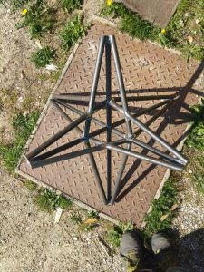 le pied dèune table basse en forme de etoile 3 d fait en fer par l'artisan du metal loic barril dans le royans-vercors