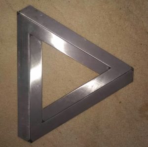un " trinagle impossible" fait en fer par l'artisan du metal loic barril dans le royans-vercors
